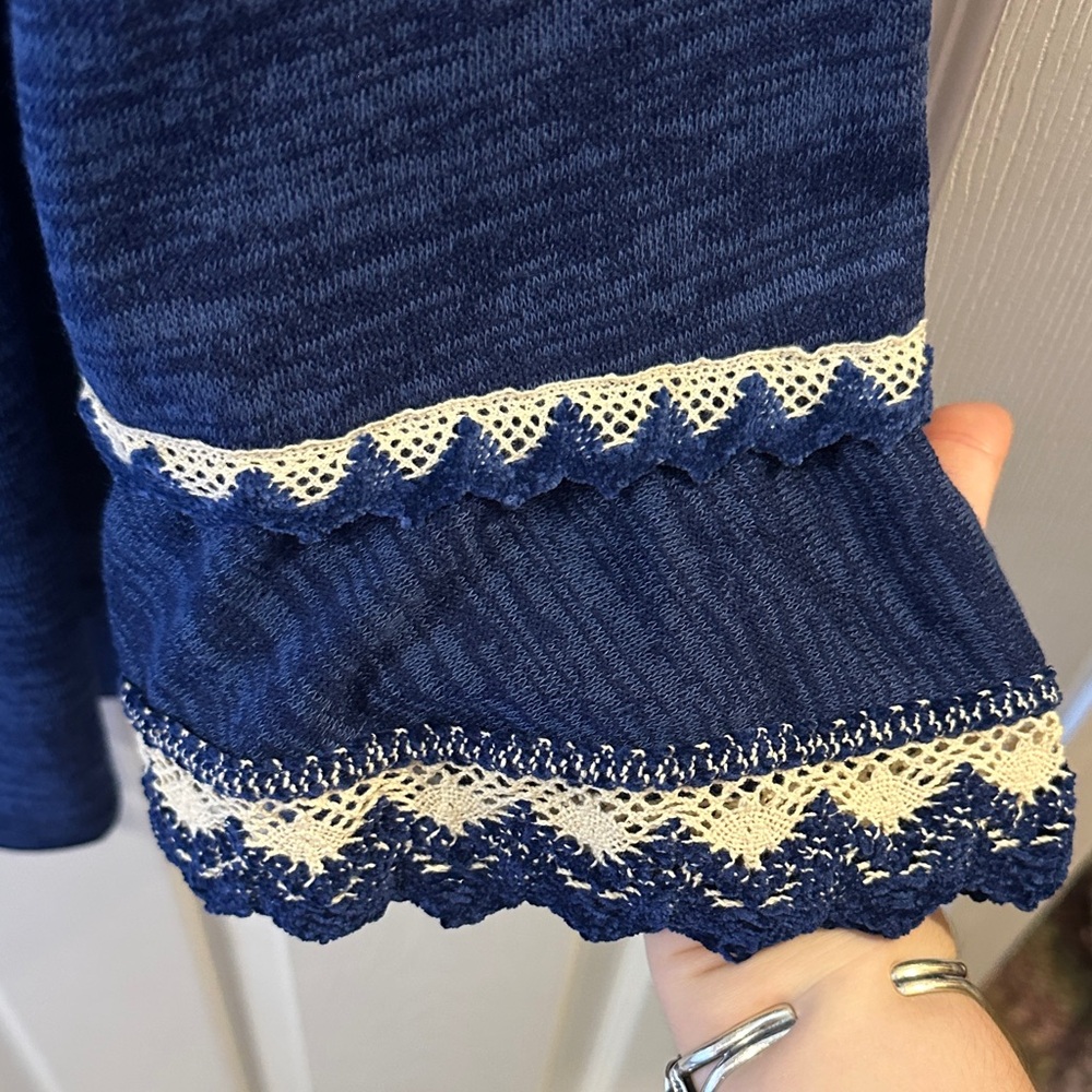 Elegant Navy Blouse with Lace Detail - Picture 3 of 4